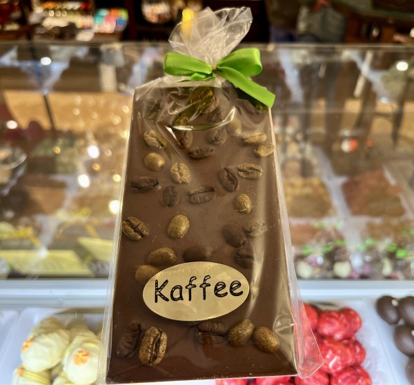 Tafel mit Kaffeebohnen in Vollmilch Schokolade